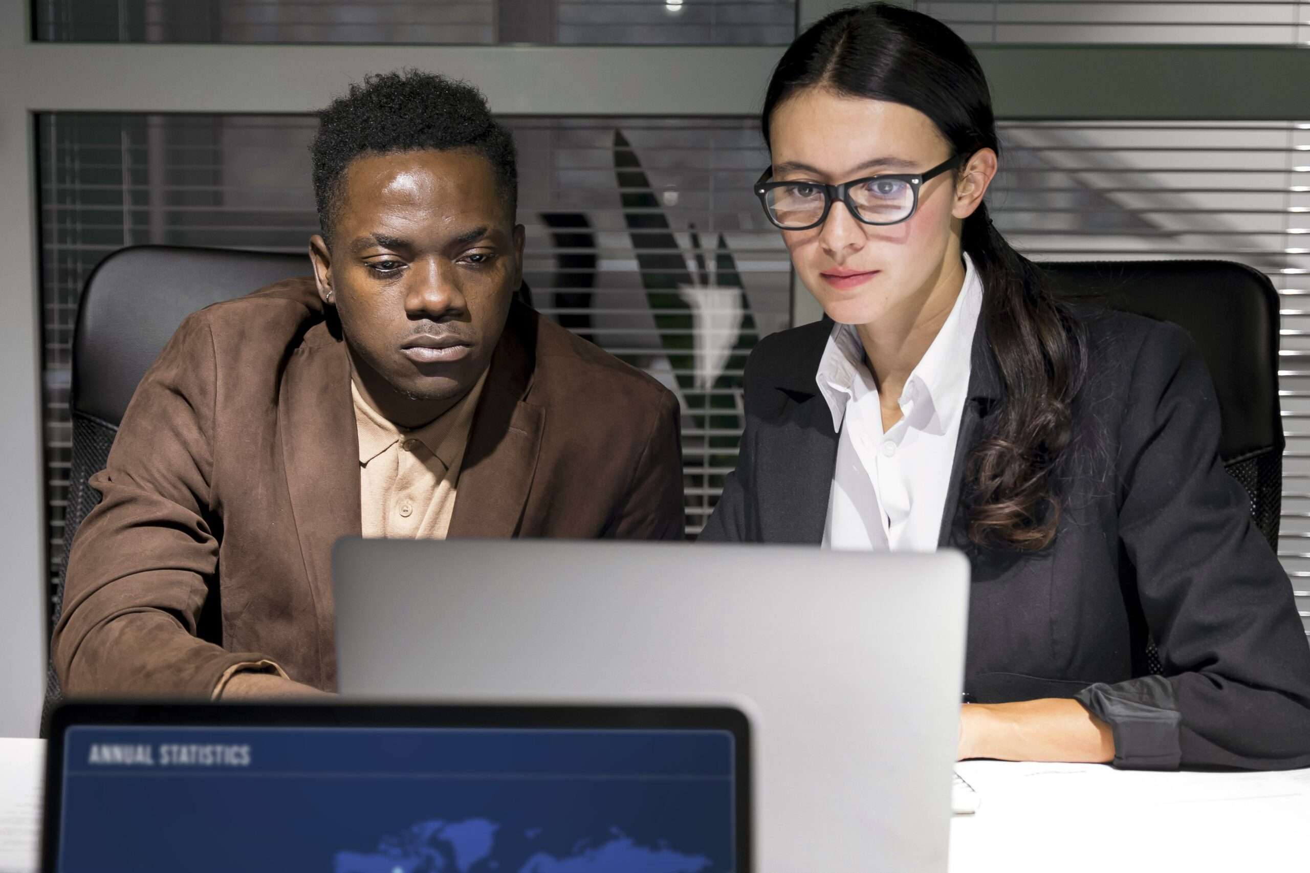 Sécurité Informatique 1 business teammates working late scaled